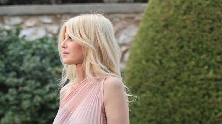 Έλενα Ράπτη: Αέρινη και στιλάτη στο Προεδρικό Μέγαρο με ροζ πλισέ φόρεμα MI-RO