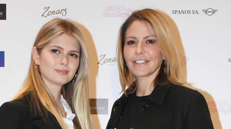 Αμαλία Κωστοπούλου: Η streetstyle εμφάνιση με τον σύντροφό της και το φιλί στη μέση του δρόμου