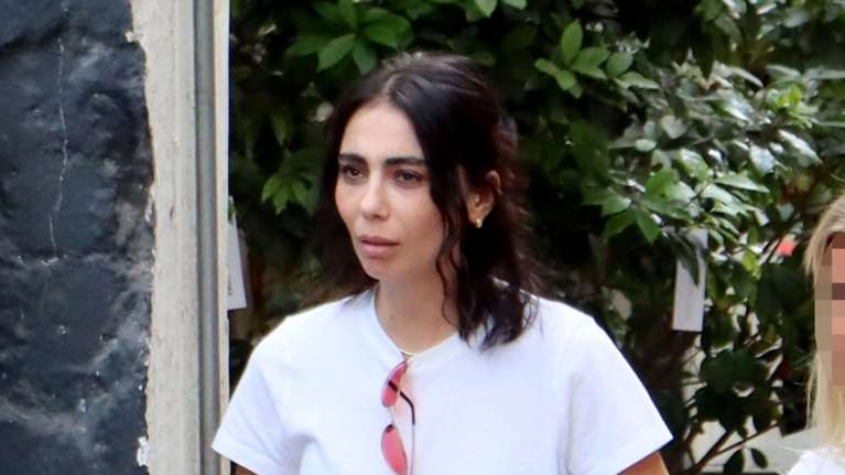 Ολυμπία Χοψονίδου: Η casual βόλτα στην Αθήνα με basic style και η Celine τσάντα της που αναβάθμισε το look της