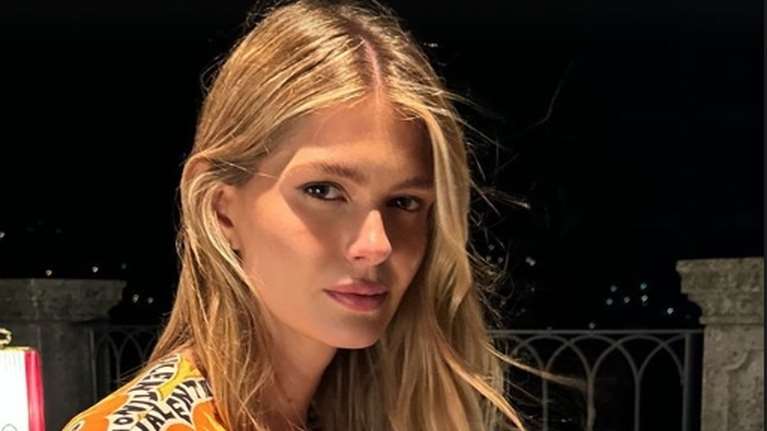 Αμαλία Κωστοπούλου: Κοσμοπολίτικες διακοπές στη Λίμνη Κόμο με εντυπωσιακό μίνι cape dress Valentino