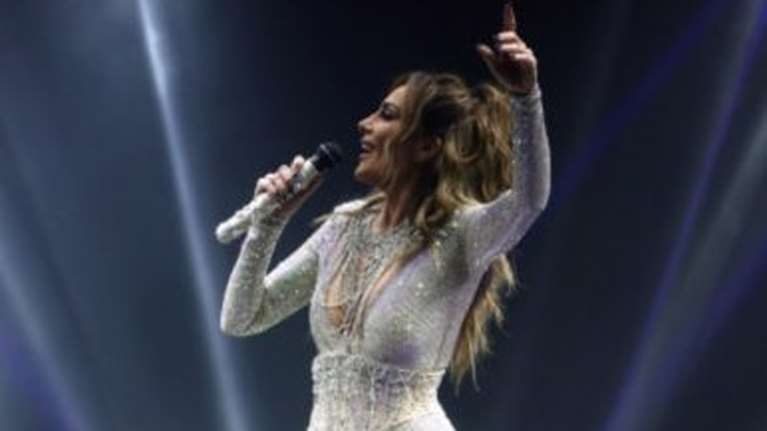 Δέσποινα Βανδή: Θεϊκή εμφάνιση στην πρεμιέρα της - &#39;Μάγεψε&#39; τον Βασίλη Μπισμπίκη και το κοινό [εικόνες]