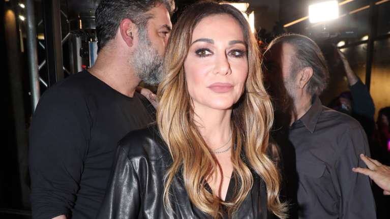 Δέσποινα Βανδή: Η βραδινή εμφάνιση με hot γόβες και μίνι και το γεύμα σε ψαροταβέρνα