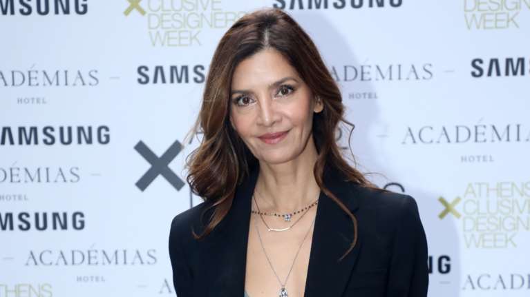 Κατερίνα Λέχου: Το δυναμικό και σέξι look με ασύμμετρο φόρεμα, μπλέιζερ και αρβύλες