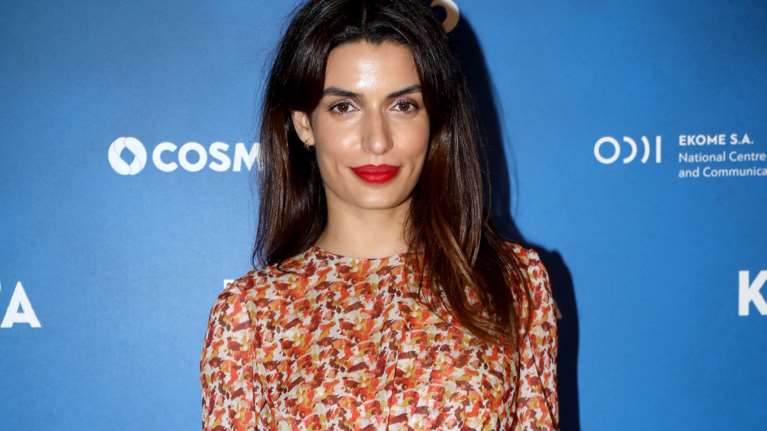 Χρώμα στα χειμερινά looks: H Τόνια Σωτηροπούλου με το απόλυτο πολύχρωμο χειμερινό φόρεμα