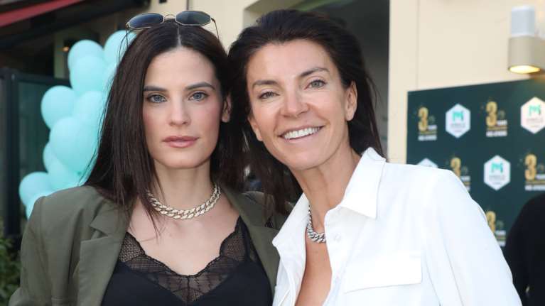 Χριστίνα Μπόμπα - Μαρίνα Βερνίκου: Η μία με πρωινό κοστούμι και αρβύλες και η άλλη με βραδινή ολόσωμη jumpsuit