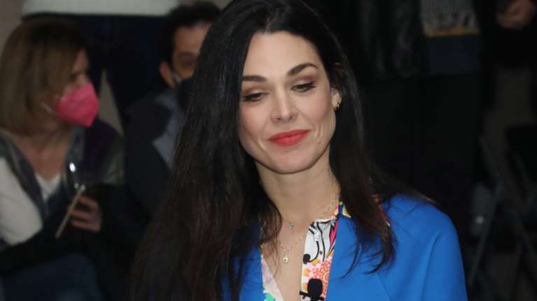 Ιωάννα Τριανταφυλλίδου: Πανέμορφη με μπλε ανοιξιάτικο κοστούμι και πορτοκαλί γόβες