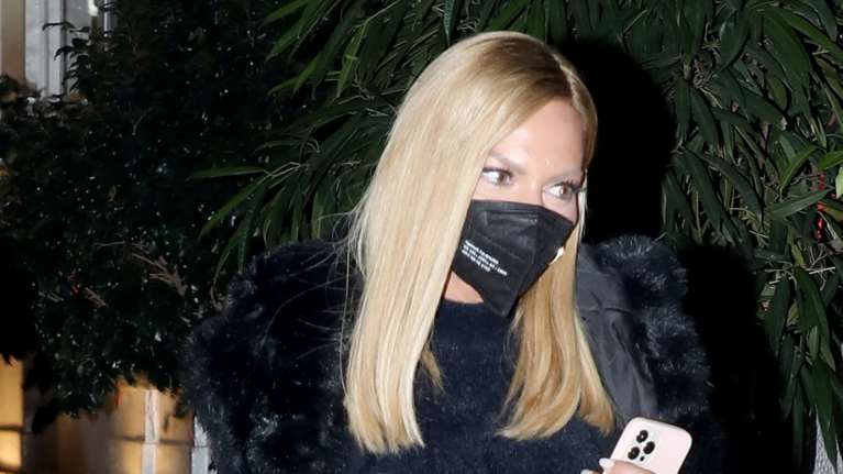 Ιωάννα Μαλέσκου: Αμήχανη στο θέατρο με skinny jeans, μαύρα μποτίνια και τον σύντροφό της