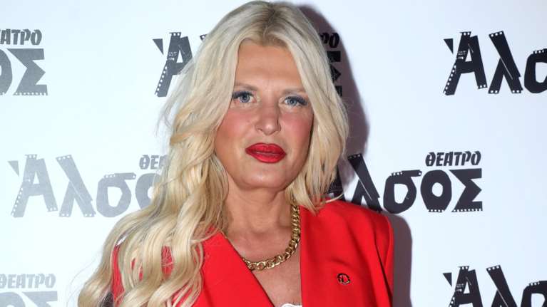 Η Μαρίνα Πατούλη τερμάτισε το total red look: Όλα κόκκινα από την κορυφή ως τα νύχια