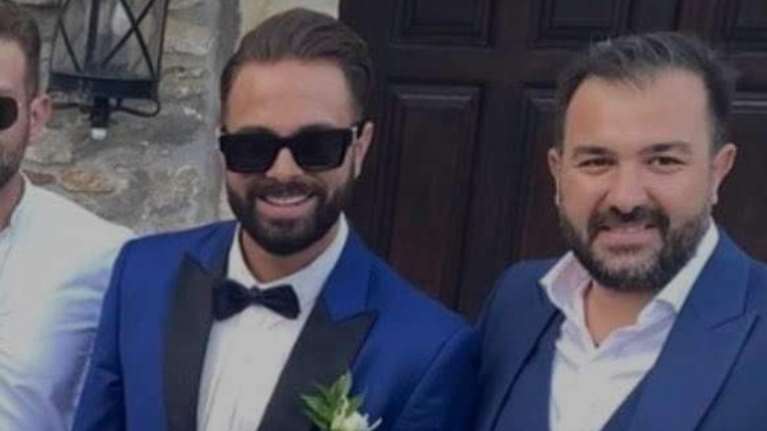 Παντρεύτηκε ο Ηλίας Βρεττός - Το εντυπωσιακό όχημα με το οποίο έφτασε στην εκκλησία [εικόνες]