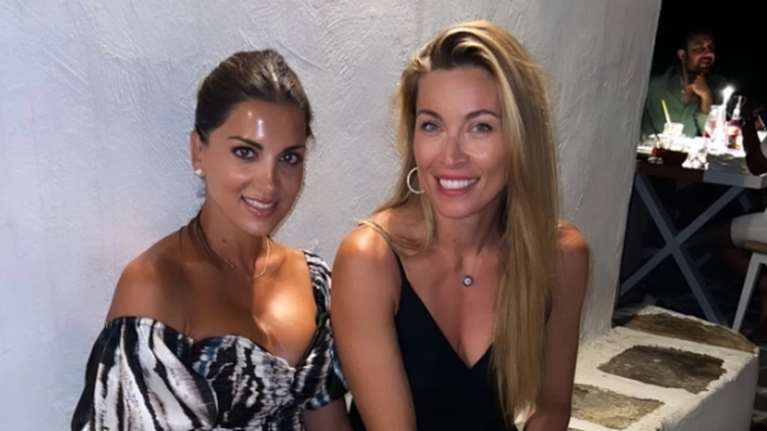 Σταματίνα Τσιμτσιλή - Μαριέττα Χρουσαλά: Εντυπωσιακές με μίνι party dresses στην Πάρο