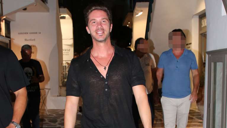 Πώς κόλλησε κορονοϊό ο ανεμβολίαστος Οικονομόπουλος - Οι διακοπές στη Μύκονο και η νοσηλεία με αναπνευστικά προβλήματα