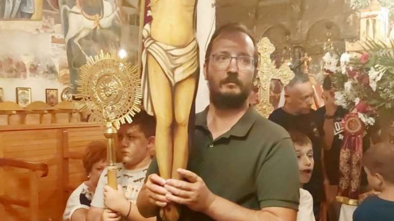 Βασίλης Καλογήρου: Η σπαρακτική ανάρτηση της μητέρας του – &quot;Σου έκοψαν το δάχτυλο εν ζωή, χέρια σου στερήσαν το οξυγόνο&quot;