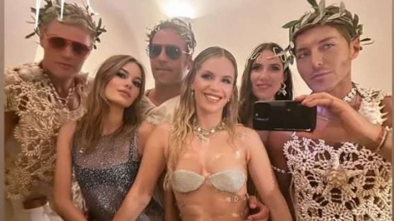 Ευγενία Νιάρχου: Με πάρτι-υπερπαραγωγή στη Σαντορίνη γιόρτασε ντυμένη γοργόνα τα γενέθλιά της η χρυσή κληρονόμος [εικόνες]