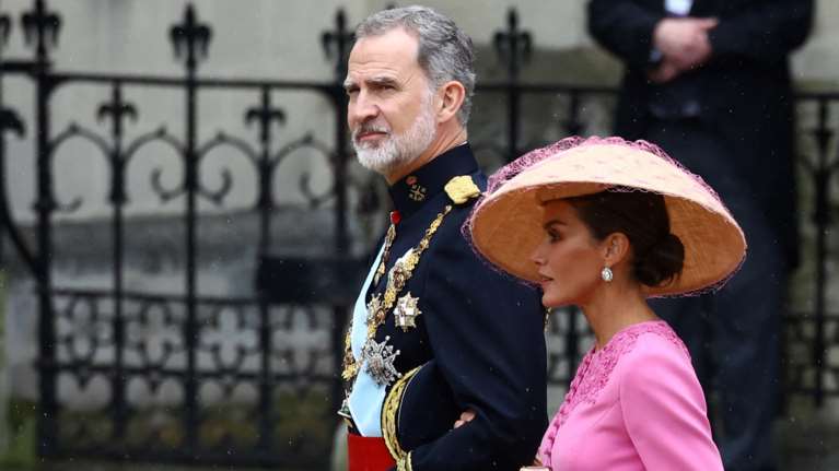 Χρώμα στο συννεφιασμένο Λονδίνο: Το ροζ ταγιέρ της Λετίσια και το δραματικό καπέλο που την έσωσε από τη βροχή