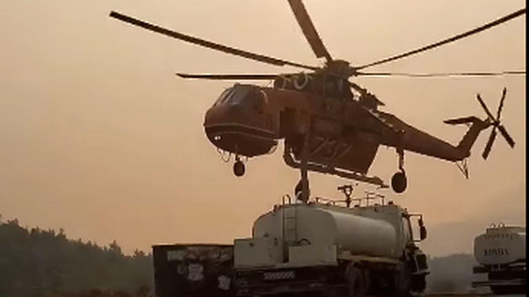 Ασύλληπτες εικόνες: Ελικόπτερο ericsson εφοδιάζεται από υδροφόρα στα πέντε μέτρα από το έδαφος - [Βίντεο]