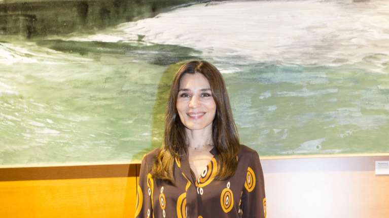 Μαρία Ναυπλιώτου: Η σούπερ σικ εμφάνιση σε γάμο - Με λευκό κοστούμι και halter neck μπλούζα [εικόνες]