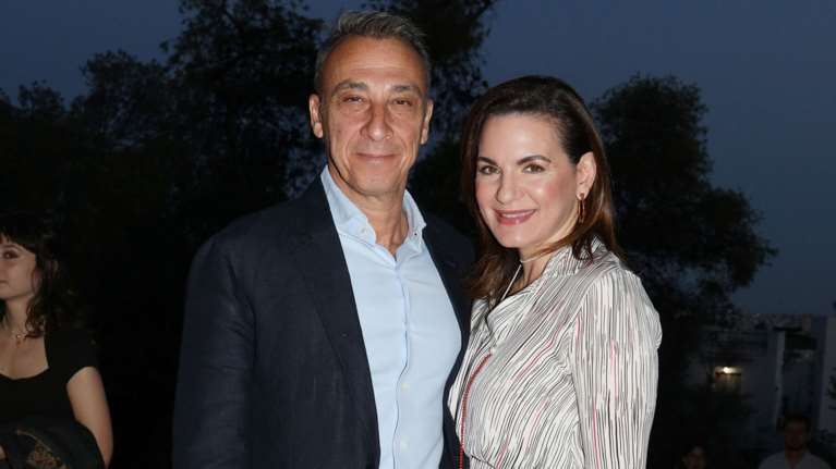 Ολγα Κεφαλογιαννη: Πήγε στο Ηρώδειο με μάξι καλοκαιρινή τουνίκ, μαύρες εσπαντρίγιες και chevalier με την ελληνική σημαία