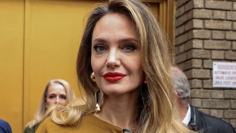 Αντζελίνα Τζολί: Λαμπερή με χρυσό σατέν φόρεμα και ασορτί κάπα στο Μπρόντγουεϊ μαζί με την κόρη της, Βιβιέν