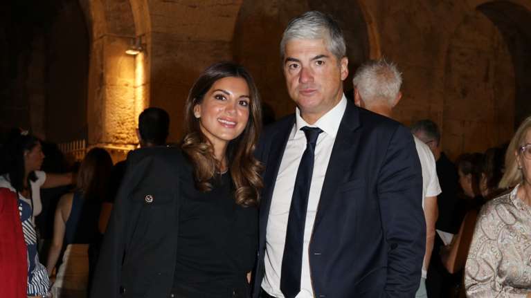 Σταματίνα Τσιμτσιλή - Θέμης Σοφός: Η κομψή εμφάνιση στο Ηρώδειο - Το κοστούμι του δικηγόρου και το total black της παρουσιάστριας