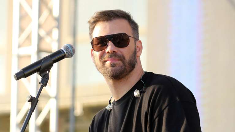 Σοβαρό τροχαίο για τον Γιώργο Σαμπάνη και τη σύντροφό του στον Αλιμο - Επεσε σε κολώνα [εικόνες]