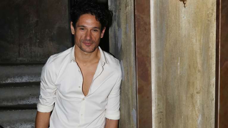 &quot;Βαράτε παλαμάκια σ&#39;όποιον π@δ@γε παιδάκια&quot;: Το σκληρό τραγούδι του Πάνου Βλάχου για την αποφυλάκιση Λιγνάδη [βίντεο]