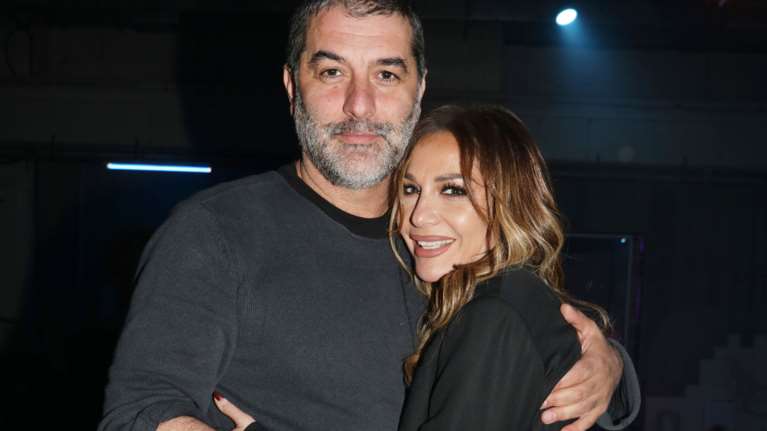 Εδώ υπάρχει ένας έρωτας μεγάλος: Φιλιά της Βανδή με τον Μπισμπίκη στην πίστα - Το κοινό τους καταχειροκροτεί [βίντεο]