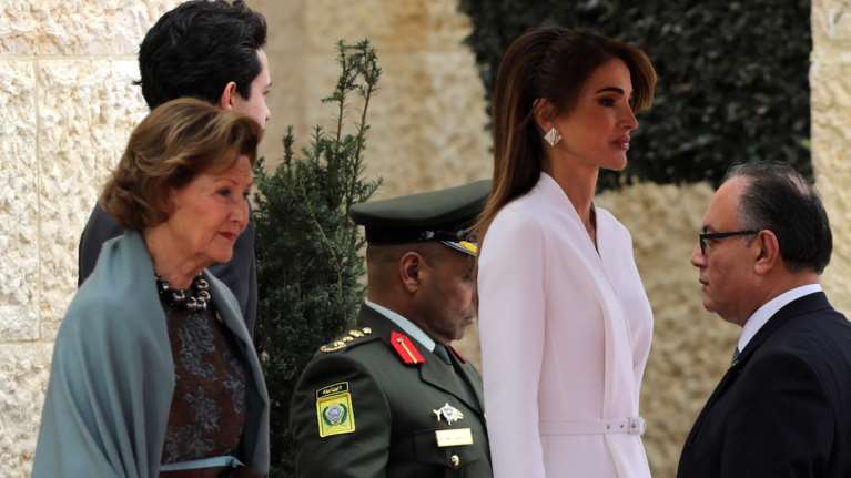 Βασίλισσα Ράνια: Οπτασία στα λευκά με coat dress και γόβες Dior [Eικόνες]