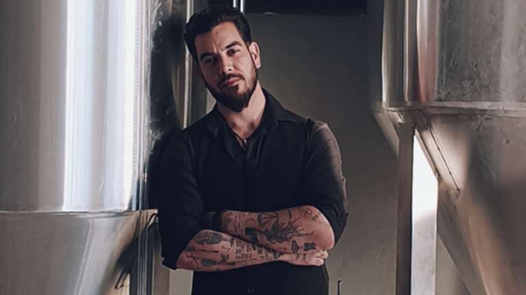 Δημήτρης Σταθώρης: Ενας 25χρονος που έφτιαχνε μπύρα σε κουβάδες και τώρα έστησε ένα εξαιρετικό ζυθοποιείο στη Χαλκιδική