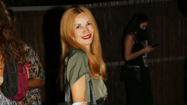 Ιωάννα Παππά: Στιλάτη εμφάνιση στην Επίδαυρο με μίνι shirtdress και mules