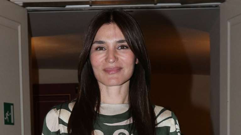 Μαρία Ναυπλιώτου: To σατέν αέρινο look με deux pieces και την αγαπημένη της τσάντα - φάκελο