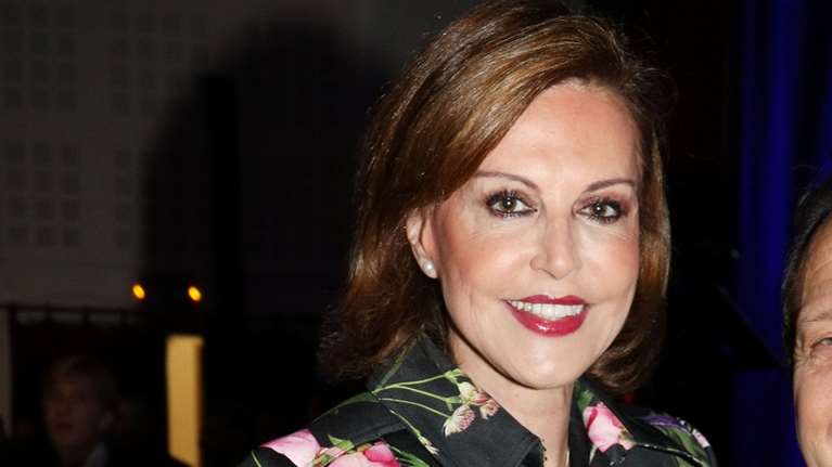 Αλεξάνδρα Παλαιολόγου: Βραδινή εμφάνιση με την πιο εντυπωσιακή φλοράλ καπαρντίνα και ασορτί τσαντάκι