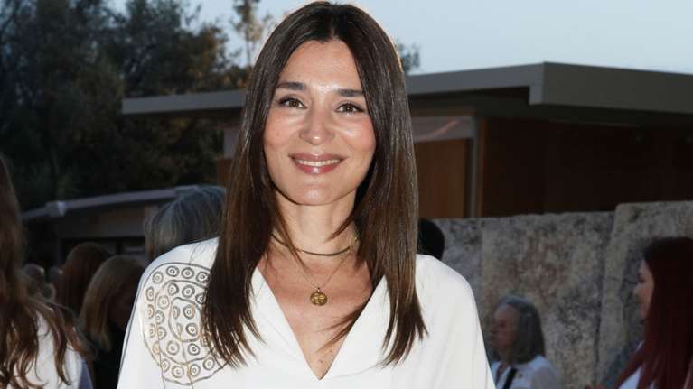 Μαρία Ναυπλιώτου: Μια θεά στο Ηρώδειο - Το αρχαιοελληνικό αέρινο ολόλευκο look με τις χρυσές λεπτομέρειες