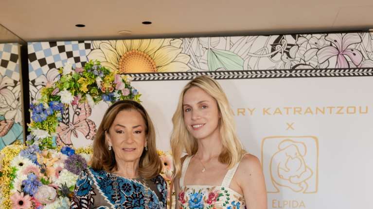 Εμιλυ Βαφειά: Η σύζυγος του εφοπλιστή Χάρη Βαφειά, λαμπερή με φλοράλ δημιουργία σε εκδήλωση [εικόνες]