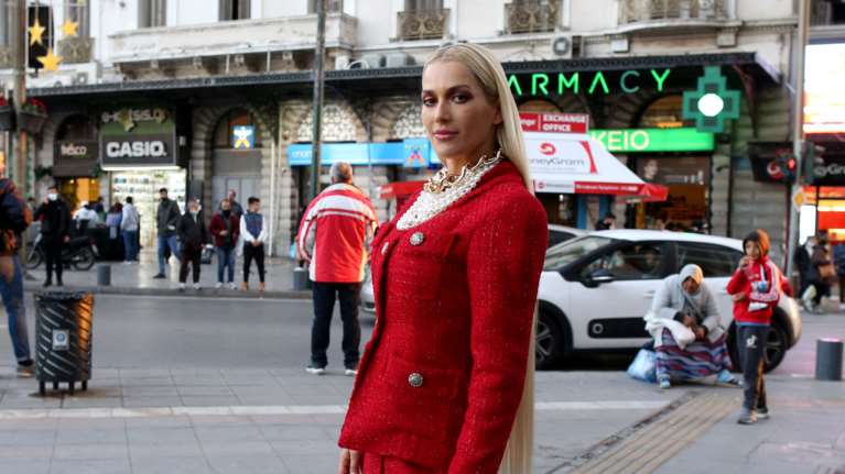 Βικτώρια Καρύδα: Η σέξι εμφάνιση με κόκκινο τουίντ ταγιέρ με τεράστιο σκίσιμο