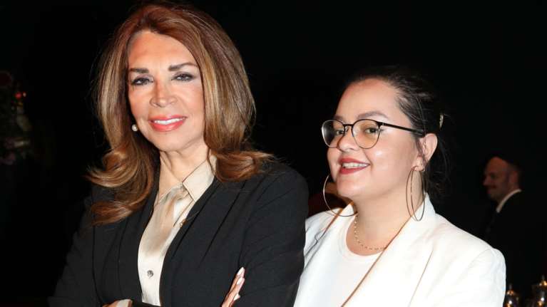 Ντενίση: Το σπάνιο κλικ από το εσωτερικό του σπιτιού στον Θεολόγο - Βαριά αρχοντικά έπιπλα και έργα Τέχνης