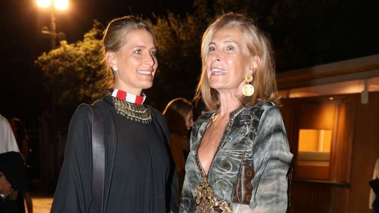 Το κατανυκτικό Πάσχα της Τατιάνας Μπλάτνικ μέσα από τα κλικ της και η αγκαλιά με τη μητέρα της