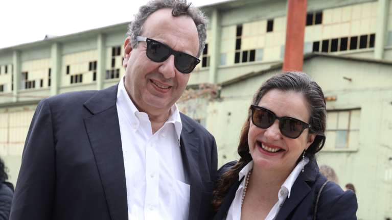 Χρήστος Χωμενίδης - Γωγώ Μπρέμπου: Η σπάνια εμφάνιση με ασορτί look και η αλλαγή που έκανε η ηθοποιός