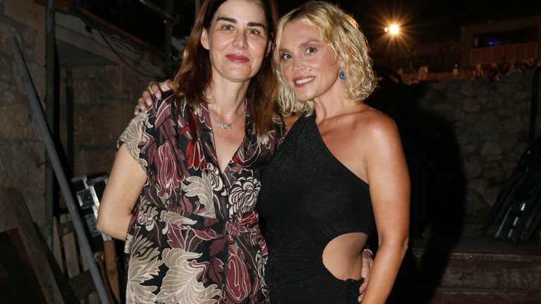 Ελεωνόρα Ζουγανέλη: Η σέξι εμφάνιση στην Επίδαυρο - Το μαύρο φόρεμα με το βαθύ σκίσιμο [εικόνες]