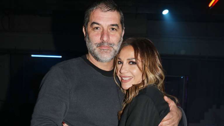 Βανδή - Μπισμπίκης: Το φιλί μπροστά στις κάμερες και ο... ξέφρενος χορός του ηθοποιού στην πρεμιέρα της [βίντεο]