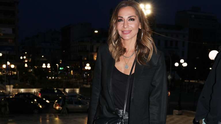 Δέσποινα Βανδή: Πήγε θέατρο με total black outfit και τσάντα YSL [Εικόνες]
