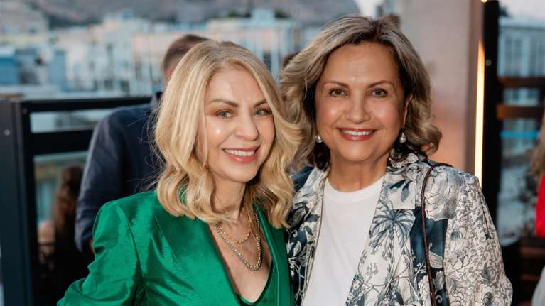 Η Έλλη Στάη με total σμαραγδί σύνολο - Στο εστιατόριο του ΕΜΣΤ