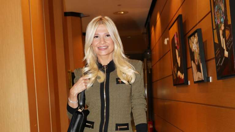 H Φαίη Σκορδά ανοίγει το αρχοντικό σπίτι της στα βόρεια προάστια - Το γιορτινό τραπέζι που παρέθεσε