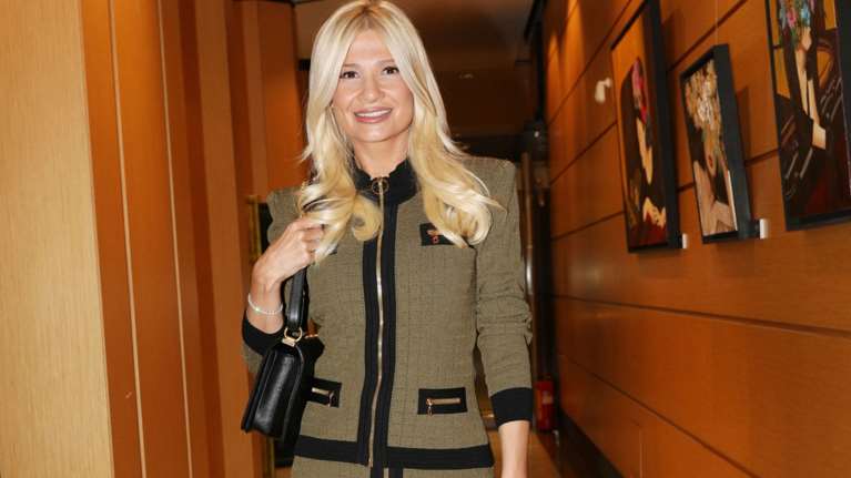 Φαίη Σκορδά: Η εντυπωσιακή αλλαγή στα μαλλιά της - Τα έκοψε καρέ [εικόνα]