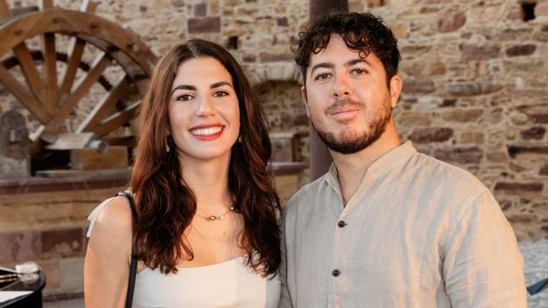 O Mιχαήλ Βαρθακούρης με την ενυπωσιακή σύντροφό του, στη Χίο - Παρουσίασε έργα του στο Φεστιβάλ