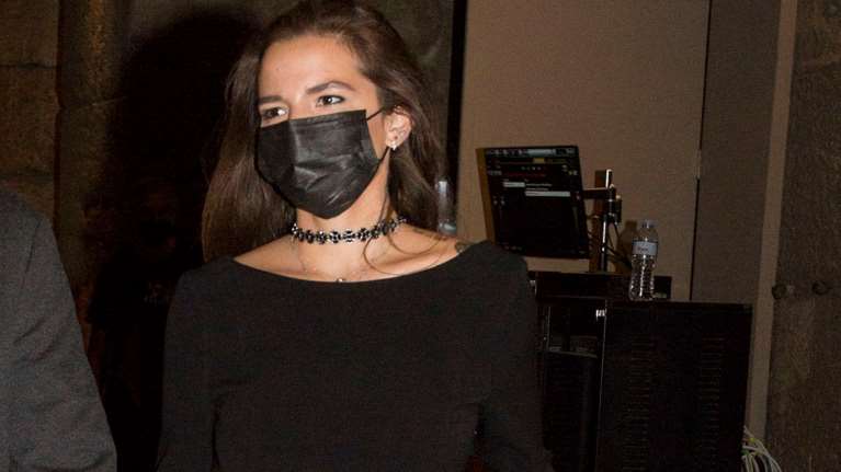 Εριέττα Κούρκουλου: Η νέα εμφάνιση με μίνι φόρεμα, εσπαντρίγιες και την πιο ιδιαίτερη τσάντα