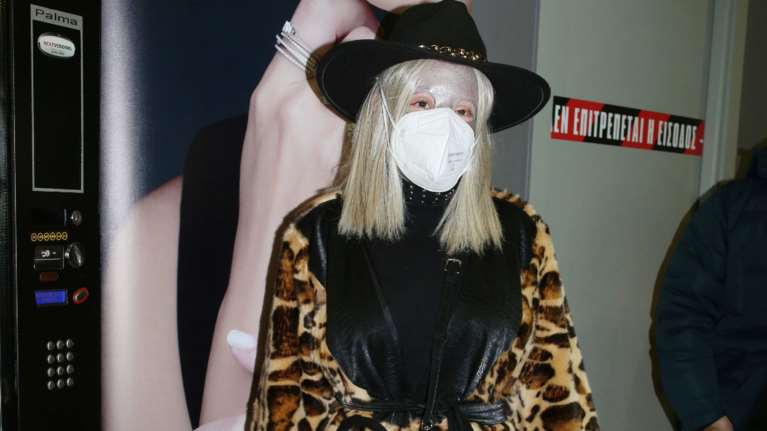 Ιωάννα Παλιοσπύρου: Με animal print γούνα και εντυπωσιακό καπέλο στη νέα της εμφάνιση