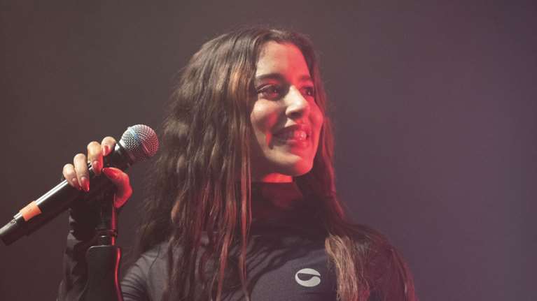 Αμηχανία και παγωμάρα: Η στιγμή που η Αθηναΐς Νέγκα βραβεύει τη Μαρίνα Σάττι στα MVMAs