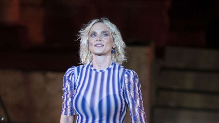 Η Ελεωνόρα Ζουγανέλη ποζάρει με φόρεμα στο χρώμα του δέρματος και εντυπωσιάζει