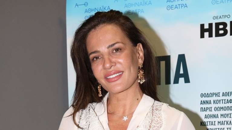 Δήμητρα Ματσούκα: Η casual chic εμφάνιση με denim, λευκό πουκάμισο και ιδιαίτερη τσάντα Chanel