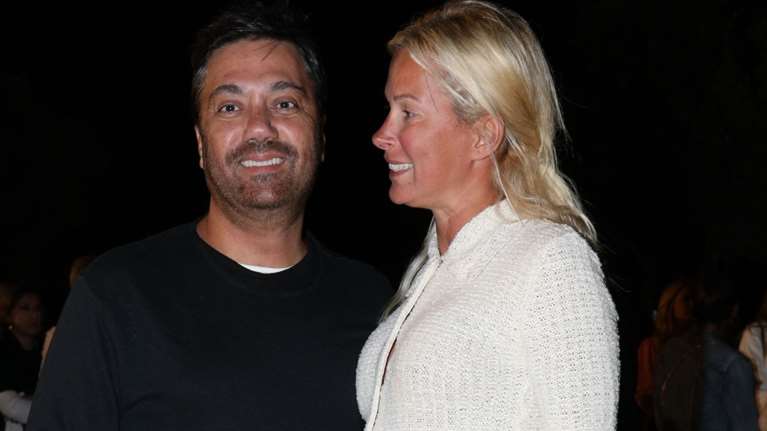 Βίλλυ Θεοφάνους: Εντυπωσιακή με απίθανο λευκό πλεκτό ταγιέρ και μίνι φούστα στο Ηρώδειο